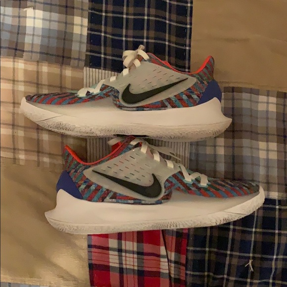 kyrie 2 low (multi color) Sz 10